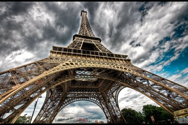 Tour Eiffel sur fond de ciel nuageux