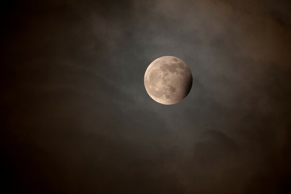 Der Mond ist in den Wolken. So klein, aber schön