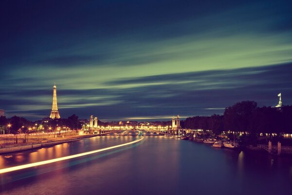 Paris, die Stille des Flusses und der klare Himmel