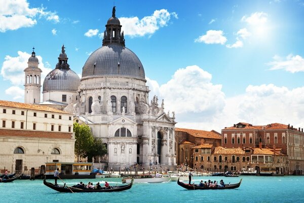 In Venedig fahren Gondeln durch die Straßen der Stadt