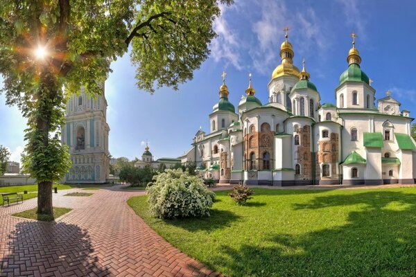 Tempio con cupole dorate e verdi a Kiev