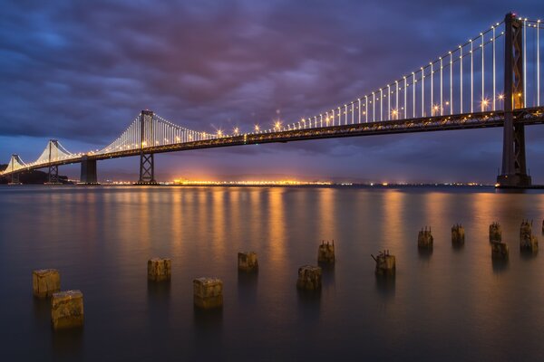 Pont sur l eau sur fond de Californie