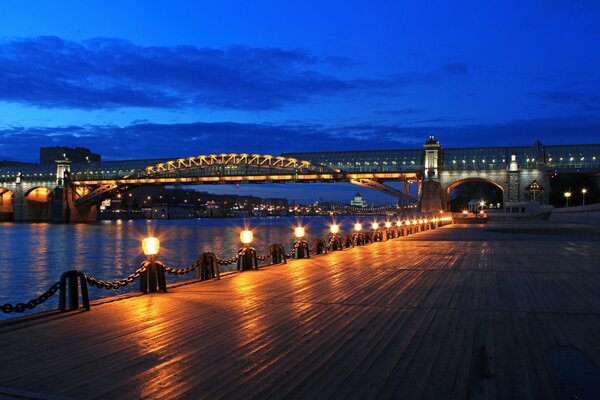 Lichter an der Brücke in der Moskauer Nacht