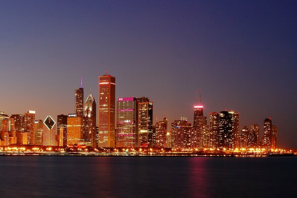 Notte di Chicago con luci illuminate