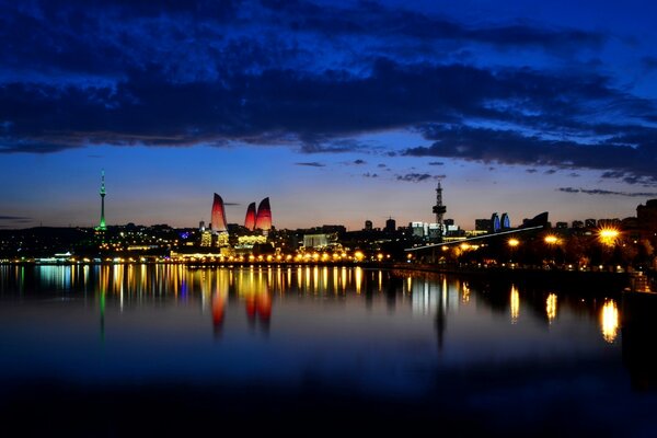 Baku ist eine ästhetische Stadt vor dem Hintergrund des Sonnenuntergangs