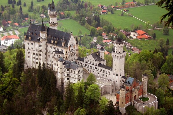 Vue sur un beau château énorme