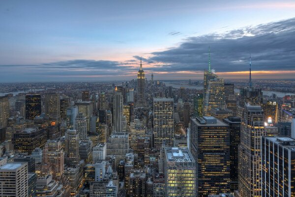 Puesta de sol sobre una gran metrópolis en los Estados Unidos