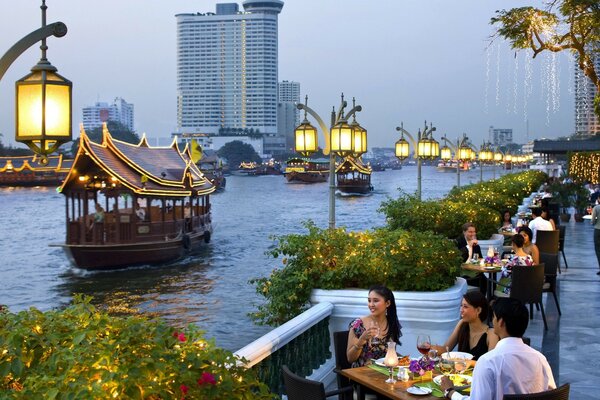 Soirée romantique dans la ville en Thaïlande