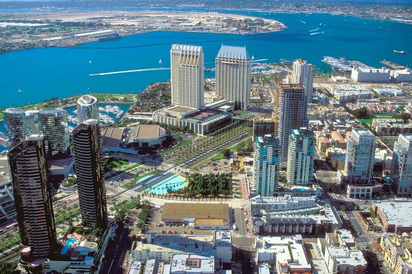 Città della California con vista sul mare