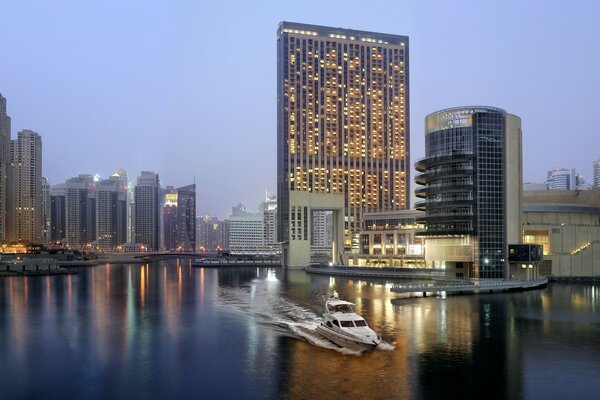 Barco nocturno de Dubai camina sobre el agua