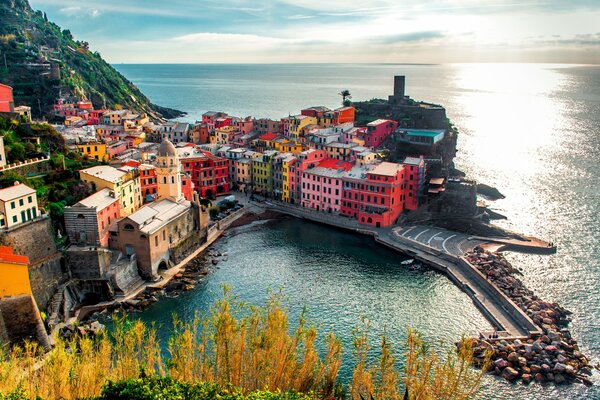 Città di Vernazza in Italia con spazzatura