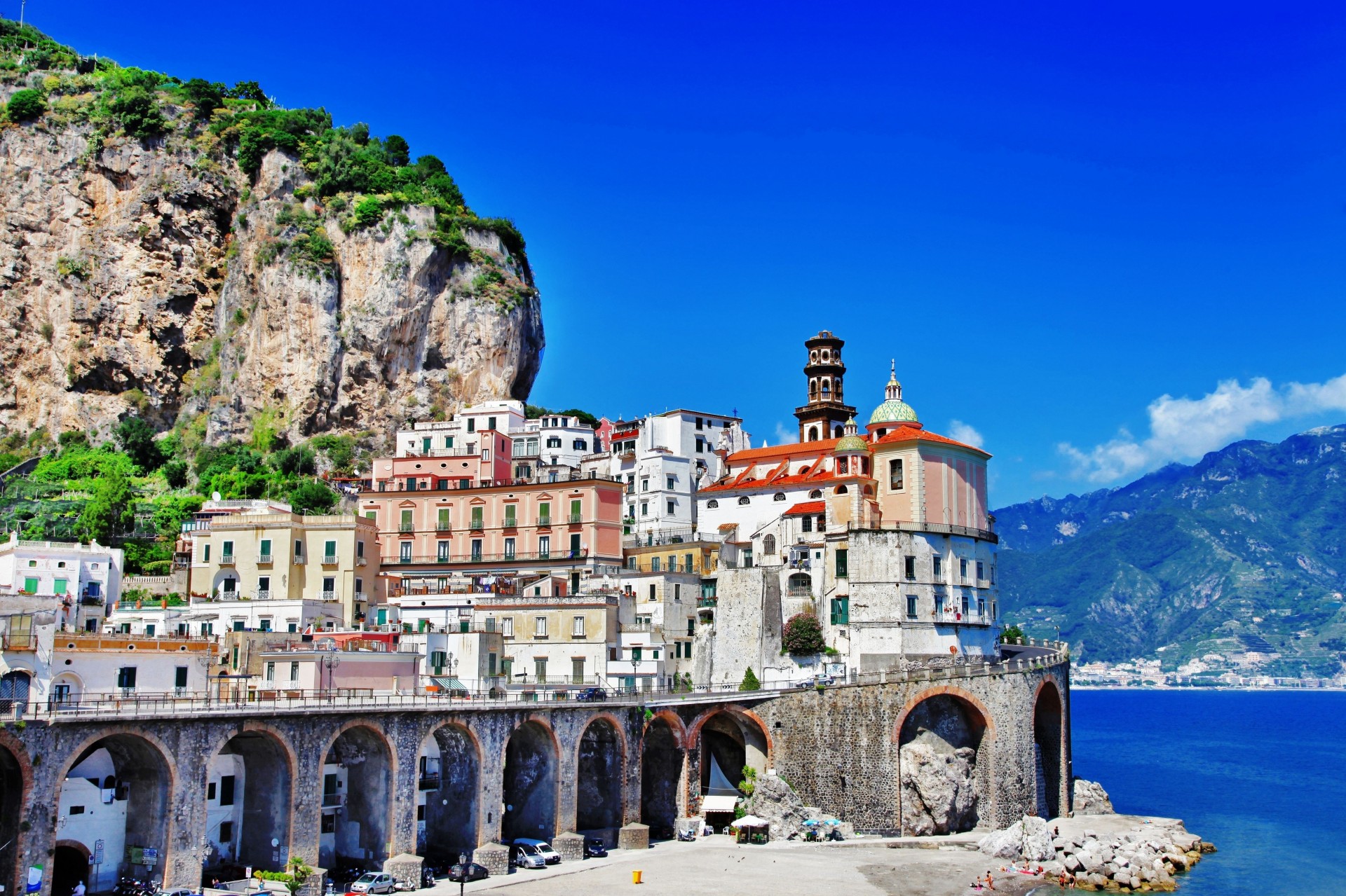 italien positano amalfi gebäude felsen berge brücke