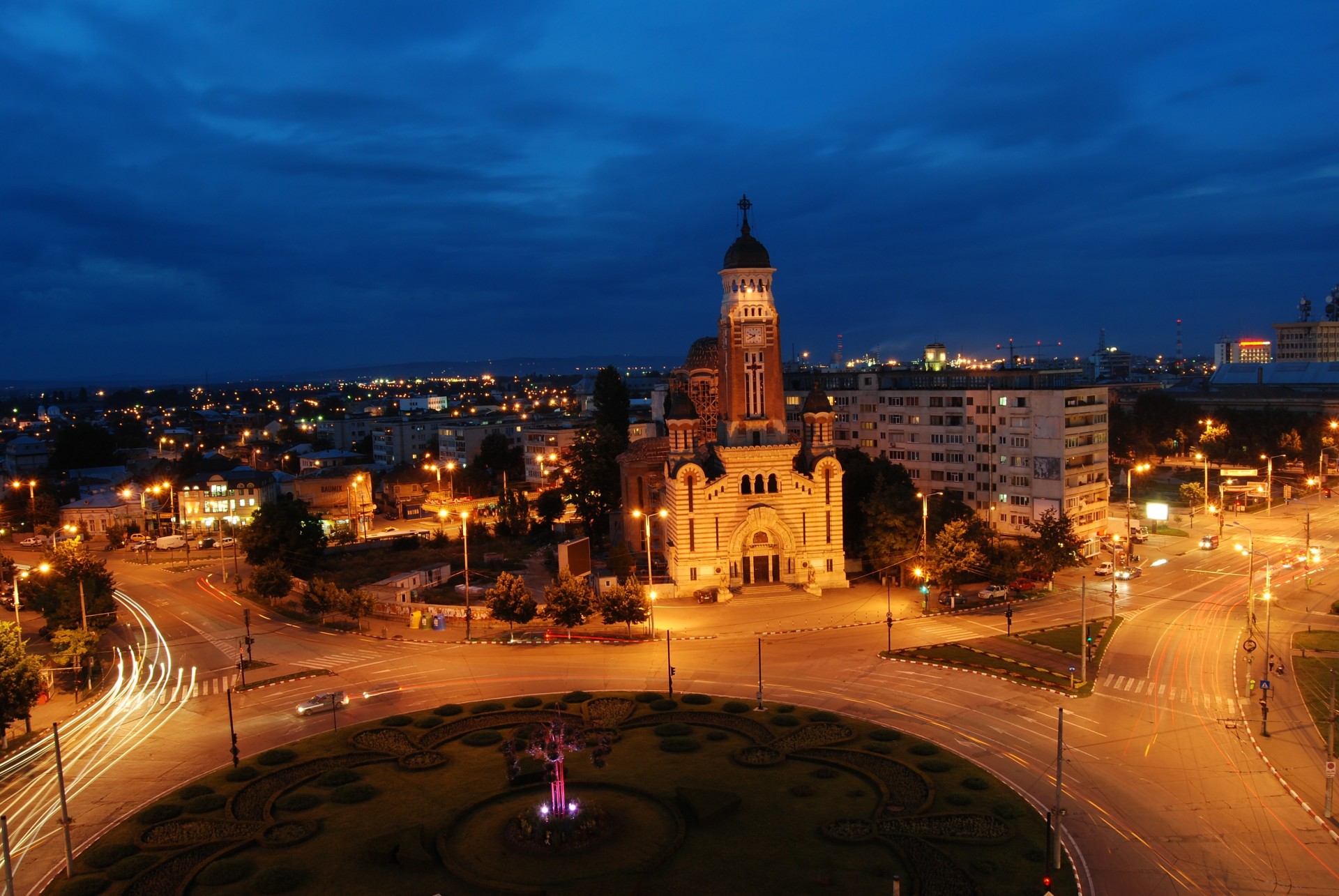 luces templo noche ciudad