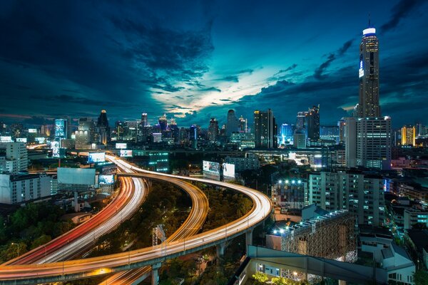 La città notturna è bellissima, c è una bella illuminazione sul ponte