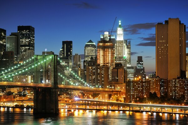 Puente de Brooklyn en las luces de la noche