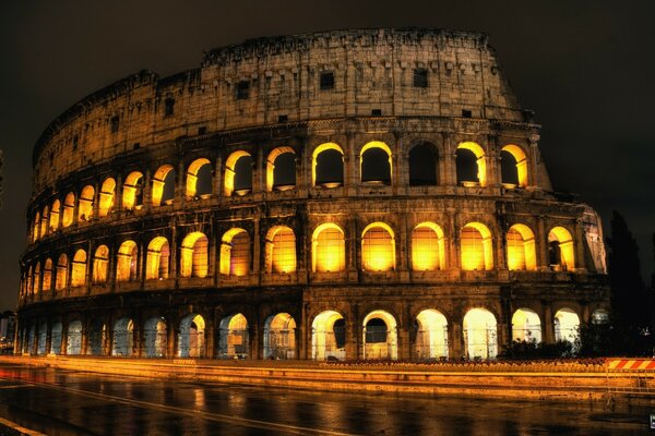 Le Colisée de nuit brille à Rome