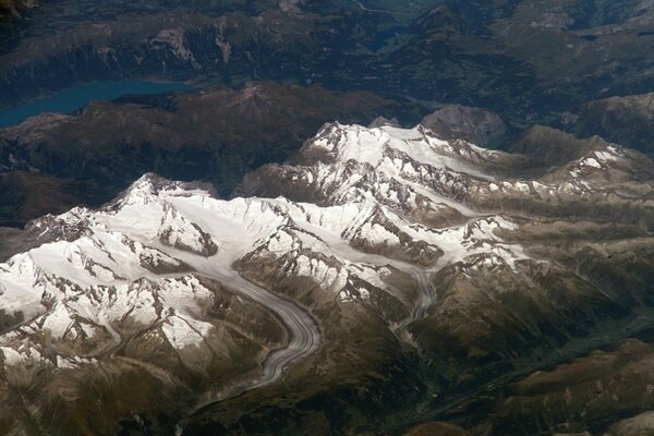 Un istantanea dallo spazio. Neve in montagna