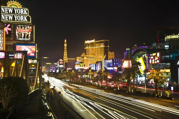 Une publicité radieuse dans la nuit de Las Vegas