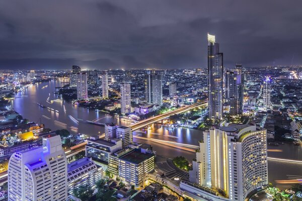 Nocny Bangkok: promenada i wieżowce