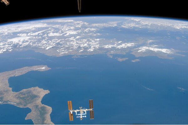 Station spatiale en orbite autour de la planète terre