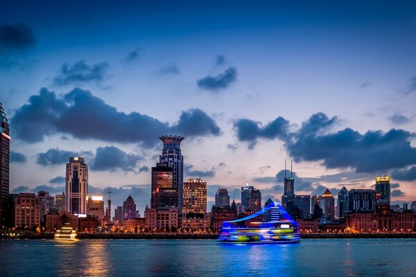 Lumières de nuit de Shanghai en Chine. Ville au-dessus de la rivière