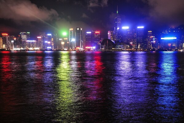 Photo de Hong Kong dans les lumières de la nuit