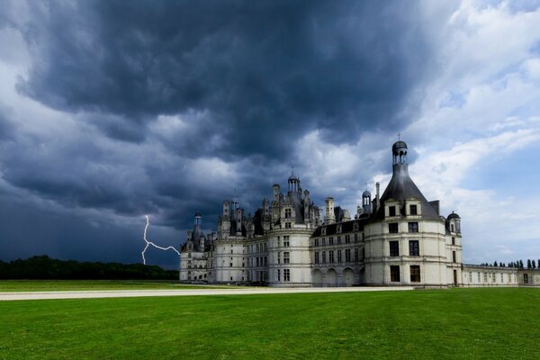 Castello di Chambord contro un fulmine