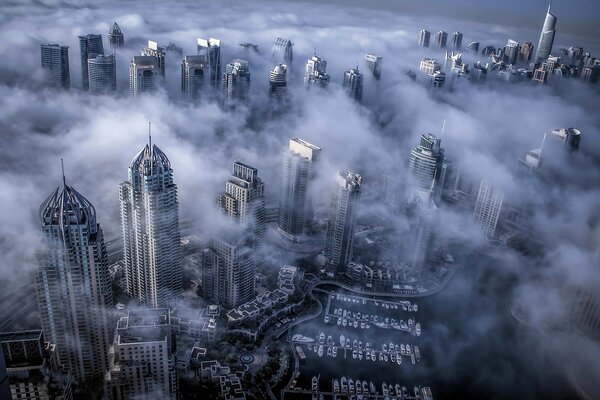 Grattacieli nella nebbia negli emirati di Dubai