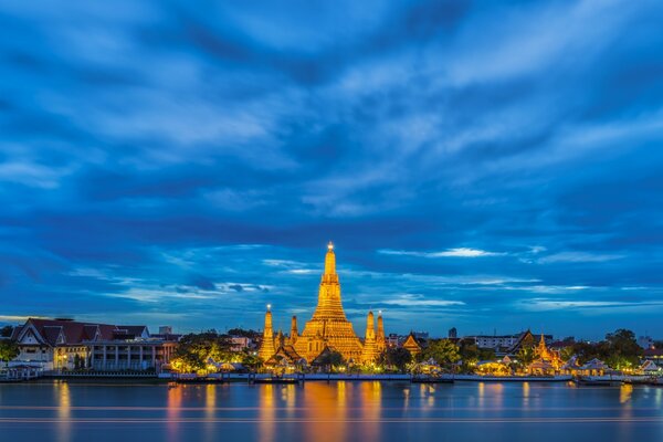 Vista desde el agua en la noche de Tailandia