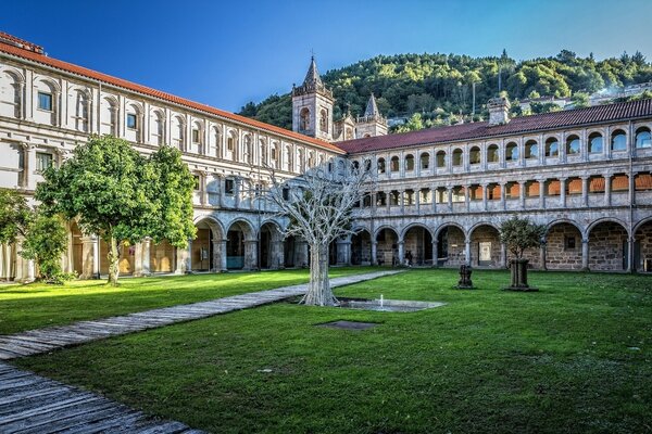 L hotel spagnolo è il più grande in questo cortile