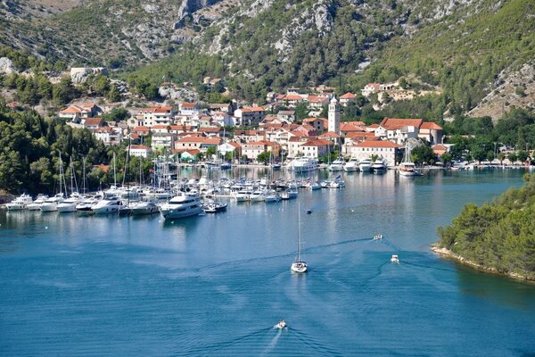 Hermoso muelle de barcos en Croacia