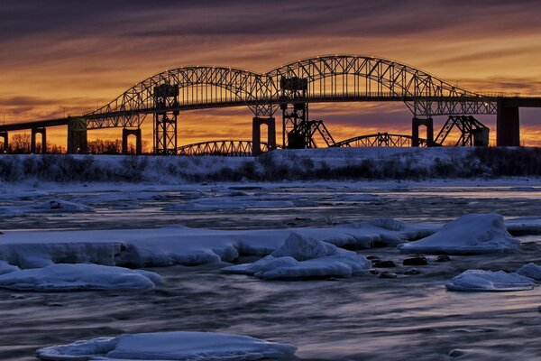 Ponte a michegon al tramonto