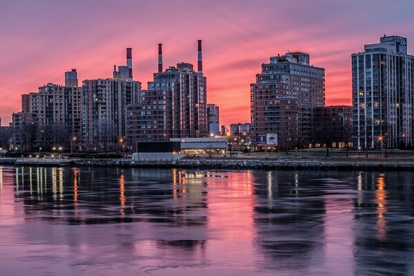 New York sullo sfondo del tramonto e delle luci notturne