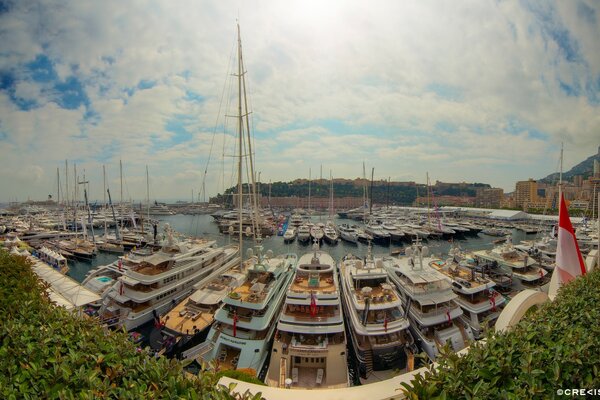 Porto con yacht in una giornata di sole