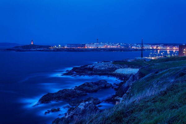 Lungomare della città spagnola di notte