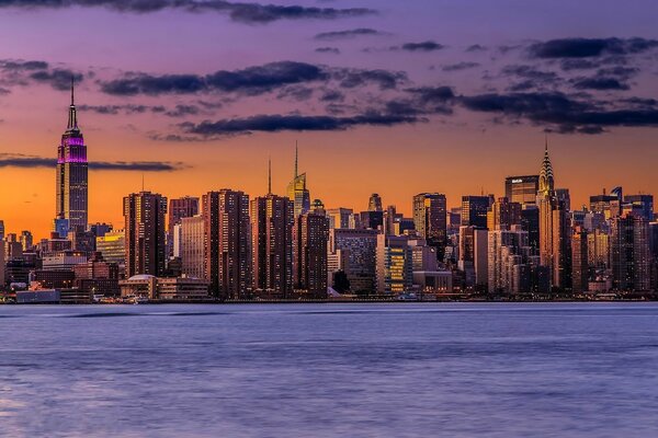 Manhattan o zachodzie słońca i lampki nocne