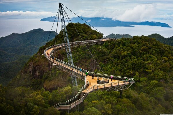 Montañas en Malasia. Paseo por el puente