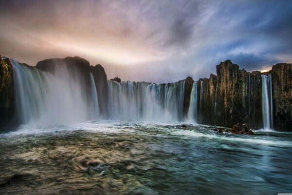 Fascinantes vistas de la cascada en Islandia