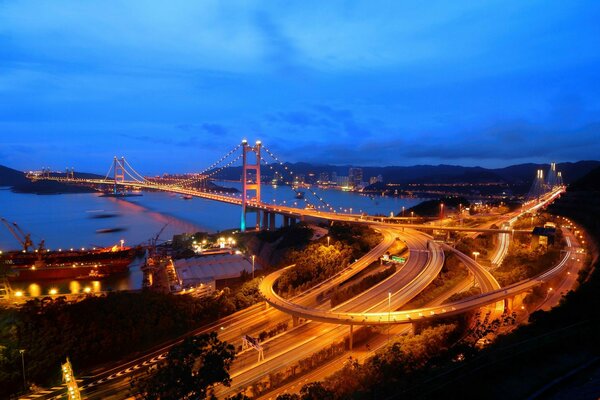 Puente en la ciudad de Hong Kong por la noche