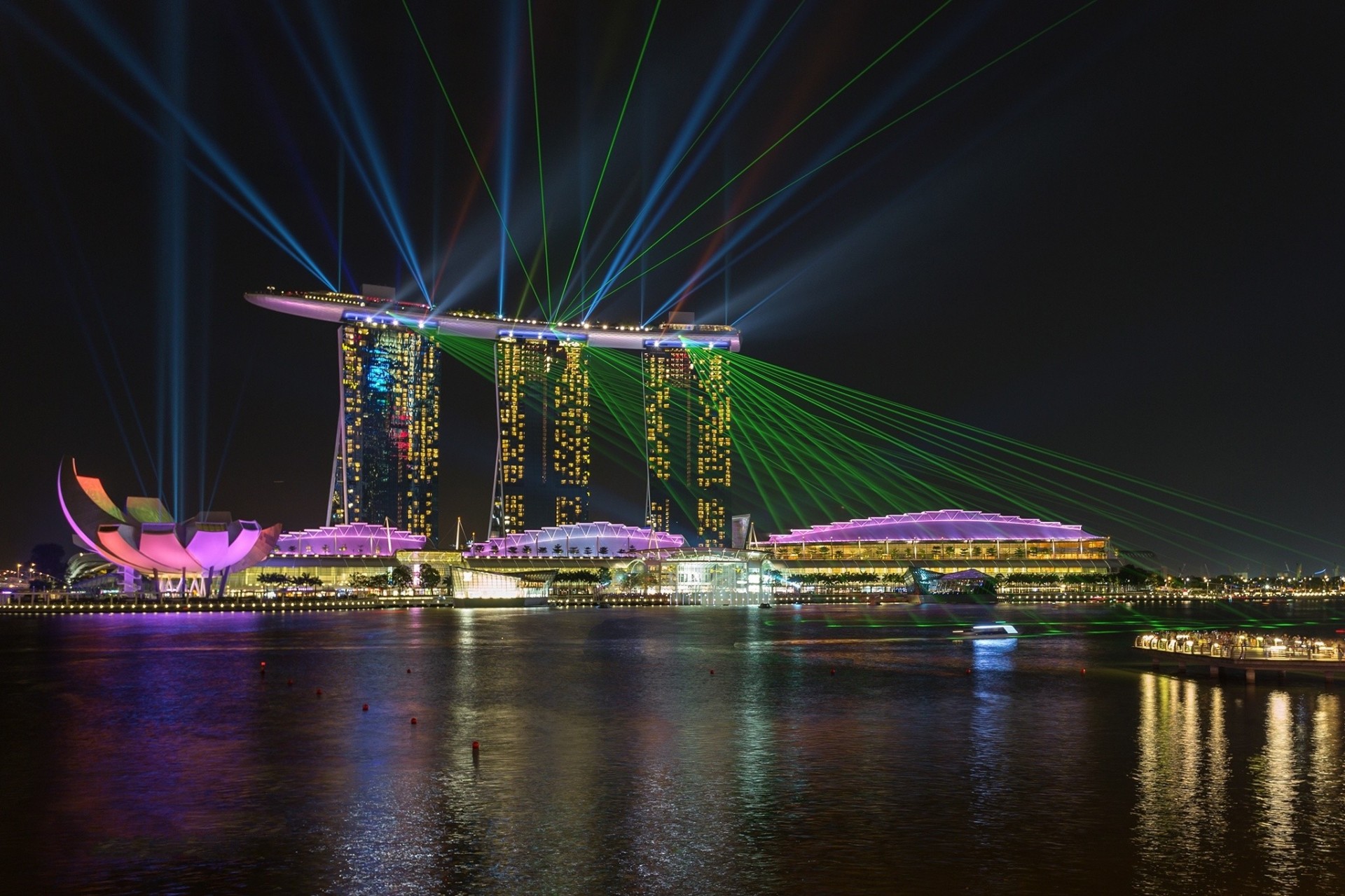 огни marina bay лазерное шоу сингапур блики ночь marina bay sand