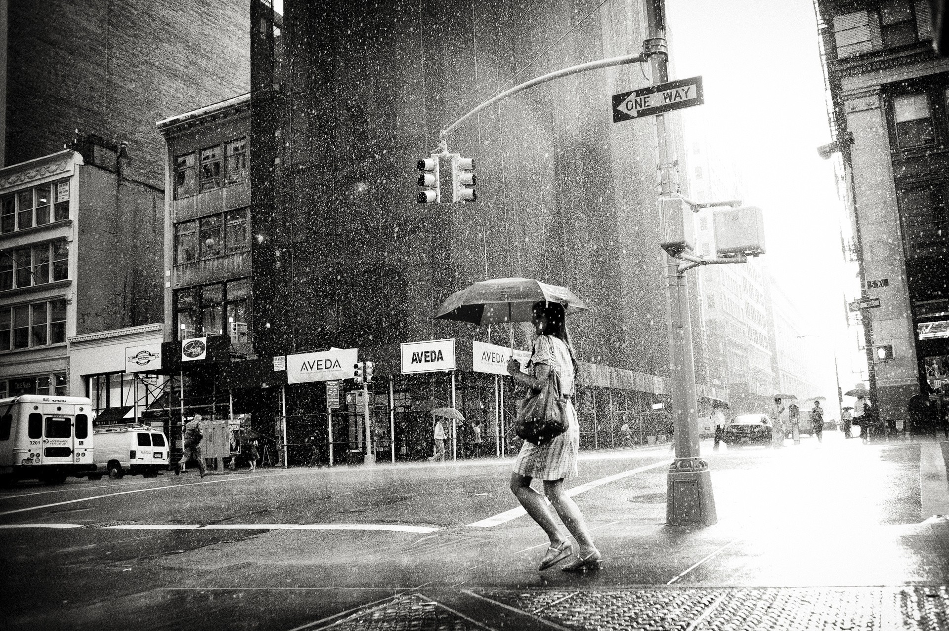 ciudad lluvia tiempo blanco y negro chica nublado hont mujer