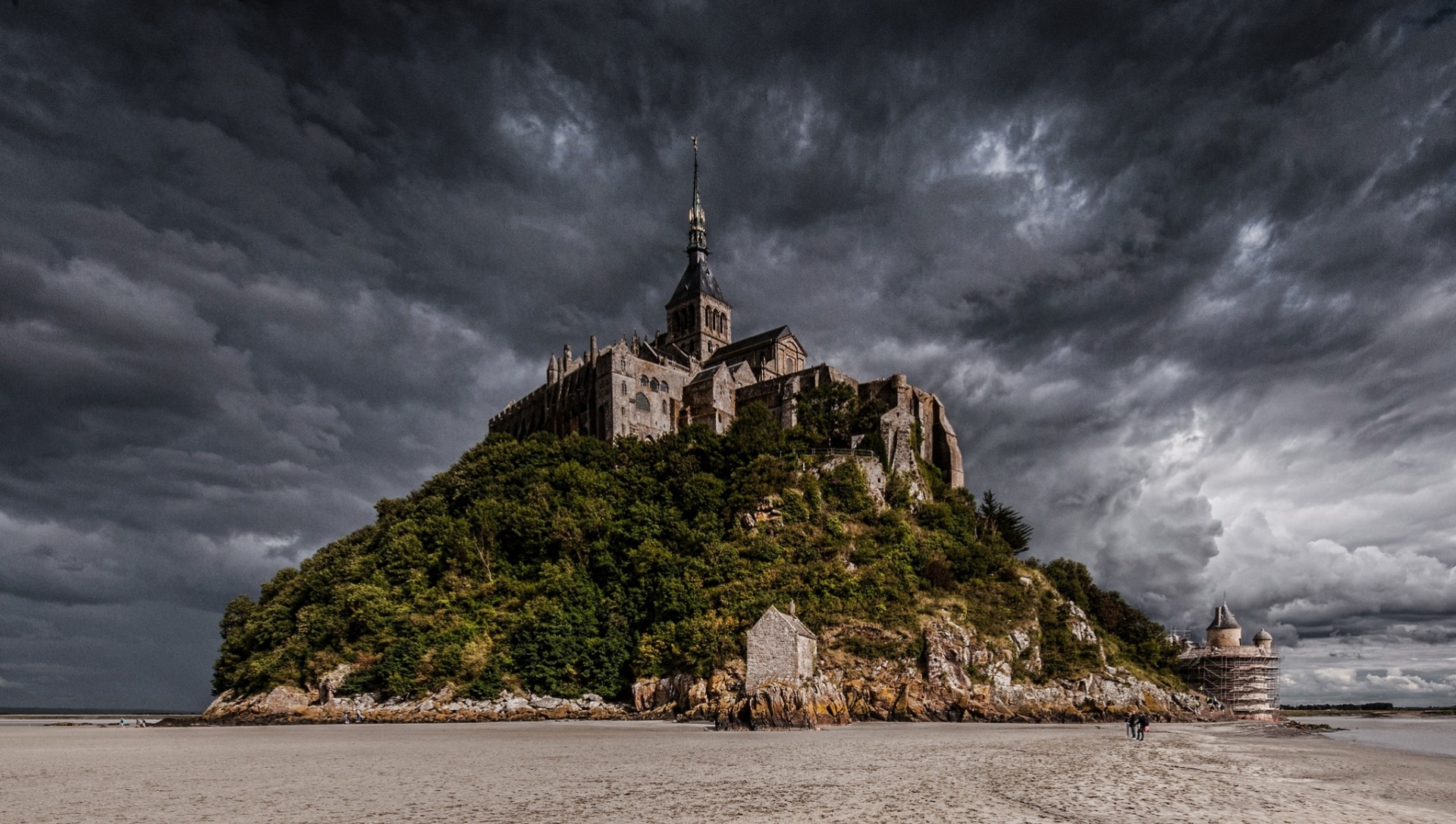 nubes mont saint-michel francia isla marea baja abadía cielo