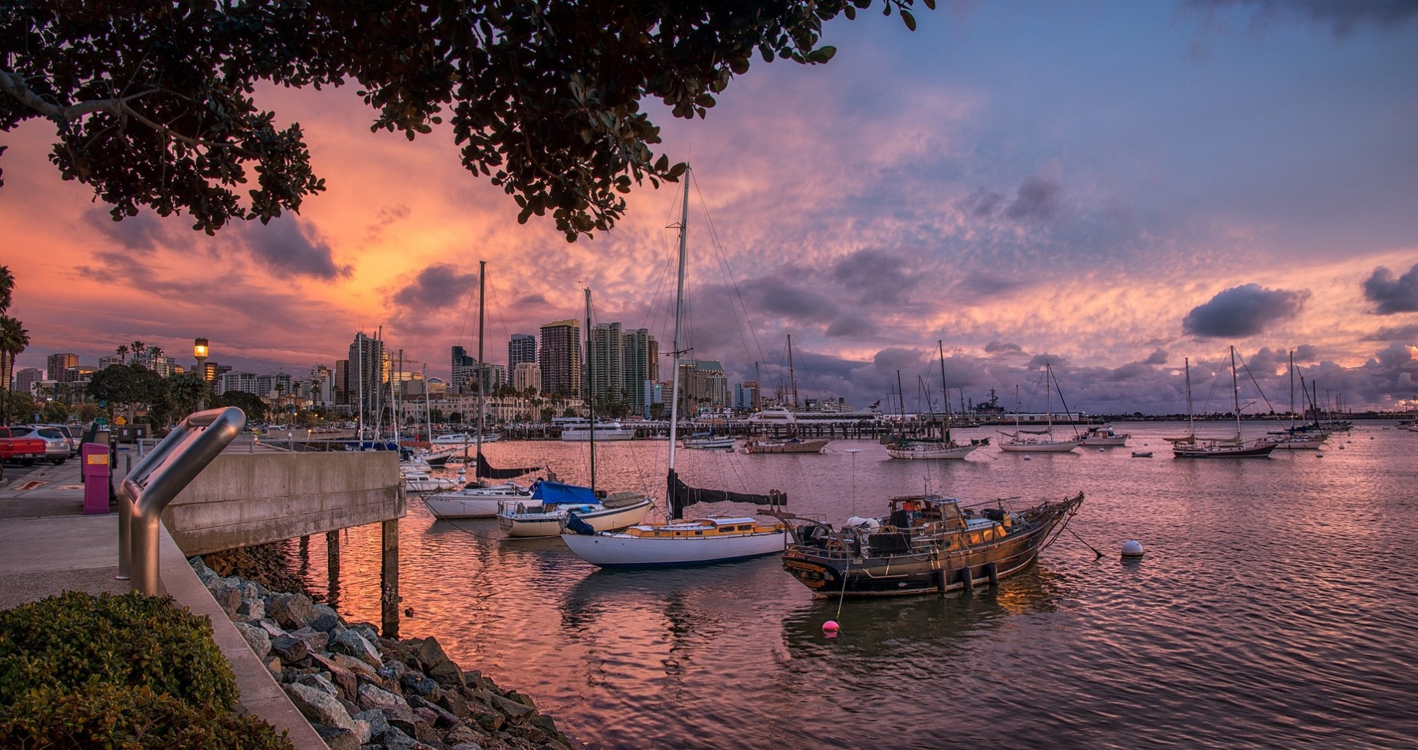 sonnenuntergang hafen stadt schiffe boote promenade häuser