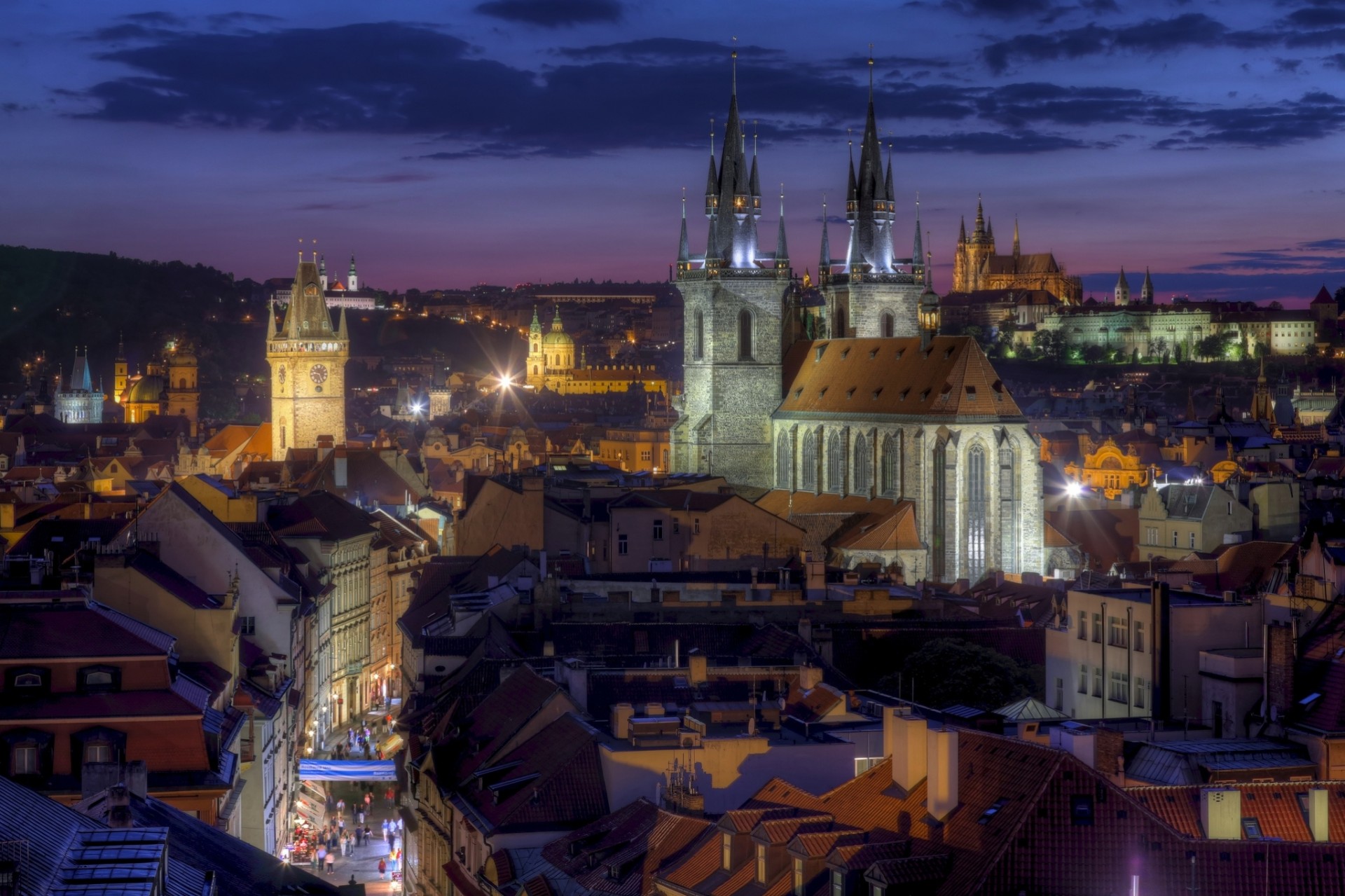 panorama temple de tyn bâtiment toit république tchèque prague ville de nuit