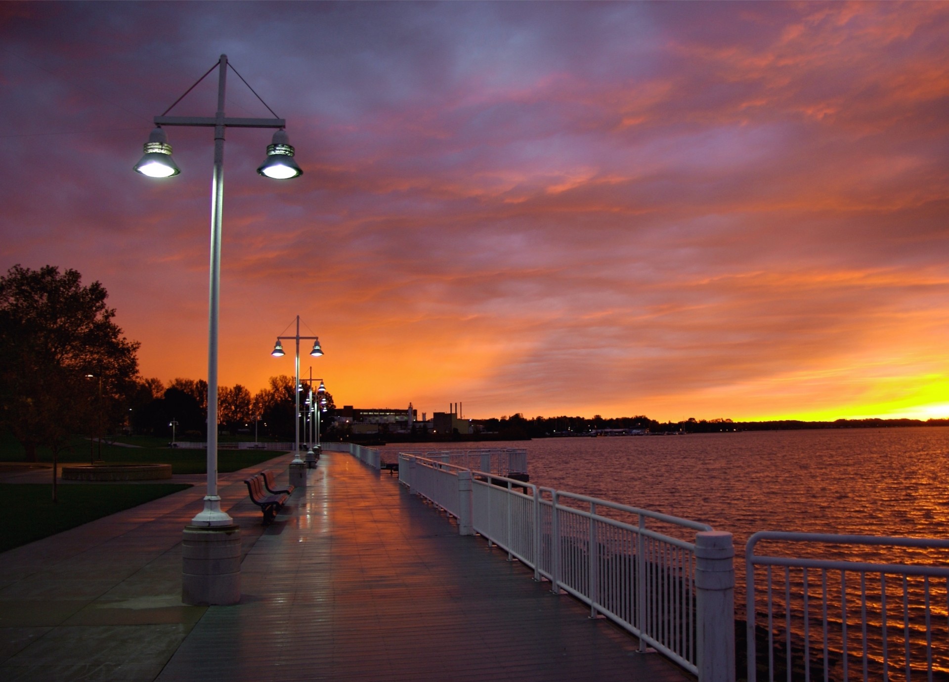 nubes río puesta de sol cielo luz ciudad luces noche bancos árboles paseo marítimo