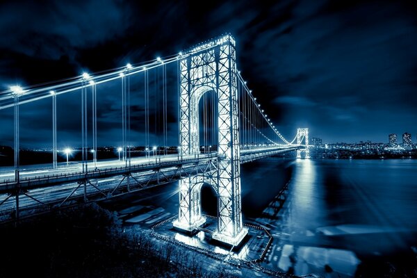 Pont suspendu de Manhattan dans les lumières de la nuit