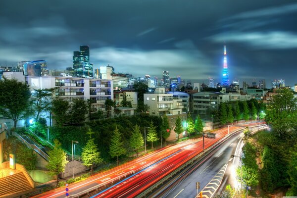 Japanische Stadt im Scheinwerferlicht