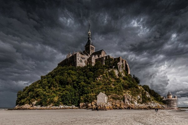 Abbaye sur une colline sous les nuages