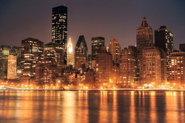 Manhattan. Nueva York. ciudad nocturna. ciudad en el río por la noche