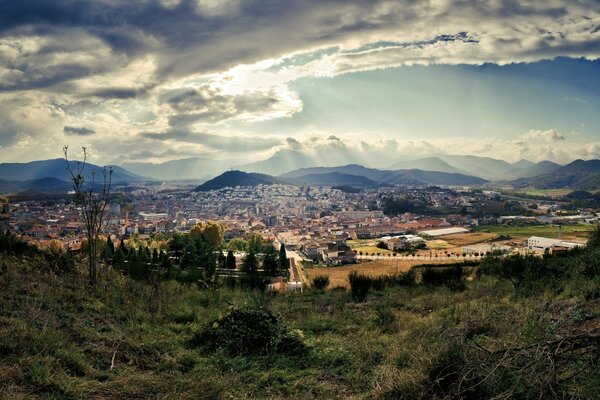 Vista desde arriba de la ciudad en una zona montañosa